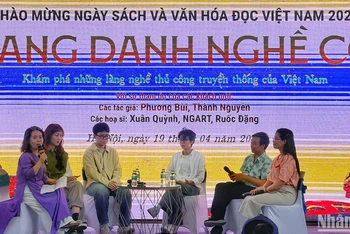 Nhóm tác giả và họa sĩ giao lưu với khán giả tại sự kiện.