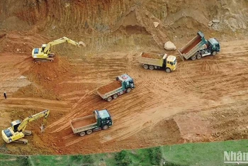 Công trường thi công dự án đường du lịch đi hồ Ba Bể.