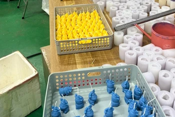 Khu vực hạ tầng phục vụ chăn nuôi bò đã được Công ty chuyển sang sản xuất sản phẩm nến như thế này. 