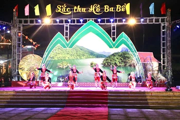 Một tiết mục văn nghệ đặc sắc tại lễ khai mạc. (Ảnh: TUẤN SƠN)