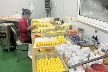 Công ty tự ý thuê công nhân để sản xuất nến trong thời gian dài. (Ảnh: TUẤN SƠN)