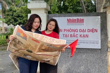 Checkin với phụ san đặc biệt trước cổng Văn phòng đại diện Báo Nhân Dân tại Bắc Kạn. (Ảnh: HOÀNG XUÂN, Sở Y tế Bắc Kạn)