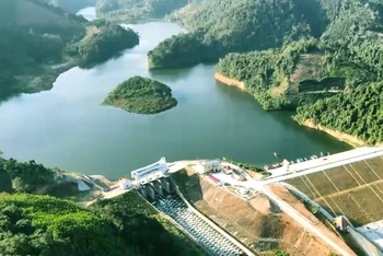 Một góc hồ Nặm Cắt. (Ảnh: THU CÚC)