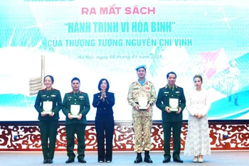 Đại diện gia đình Thượng tướng Nguyễn Chí Vịnh tặng sách cho các cơ quan, đơn vị trong quân đội.