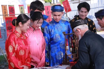 "Vũ khúc mưa xuân" có sự tham gia của các bạn trẻ yêu văn hóa Việt.