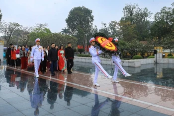 Hội Biển đảo Việt Nam tổ chức Lễ dâng hương Đài tưởng niệm các Anh hùng, liệt sĩ tại đường Bắc Sơn.