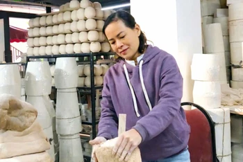 Họa sĩ Nguyễn Thị Thu Trang miệt mài bên các tác phẩm.