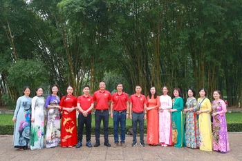 Các thành viên Hội Biển đảo Việt Nam chuẩn bị vào Lăng viếng Bác.