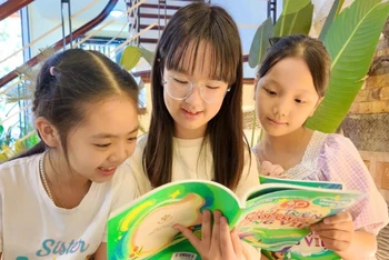Các em học sinh say mê với cuốn sách "40 đề phát triển năng lực tiếng Việt".