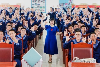 Không khí giao lưu đầy sôi nổi, hào hứng của Tiến sĩ giáo dục Nguyễn Thụy Anh và các chiến sĩ Hải quân.