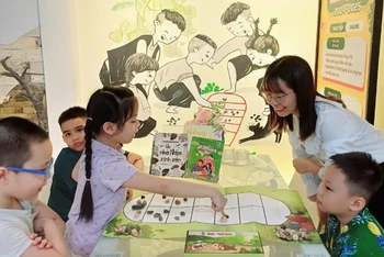 Các bạn nhỏ chơi trò ô ăn quan cùng cô giáo.