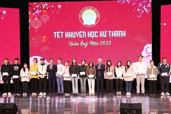 Lãnh đạo tỉnh Thanh Hóa và Hội Khuyến học trao học bổng cho các sinh viên vượt khó, học giỏi.