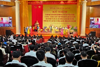 Các đại biểu xem chương trình văn nghệ chào mừng trước khai mạc lễ kỷ niệm.