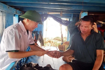 Quân y Biên phòng chăm sóc, theo dõi sức khỏe người gặp nạn trên biển.