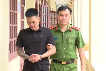 Công an áp giải đối tượng có hành vi giết người.
