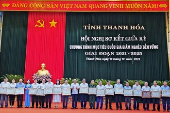Lãnh đạo tỉnh Thanh Hóa trao tặng Bằng khen cho các tập thể có thành tích xuất sắc trong thực hiện mục tiêu giảm nghèo bền vững.