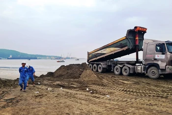 Nhân lực, phương tiện thi công bến container số 3 ở xã Hải Hà, thị xã Nghi Sơn.