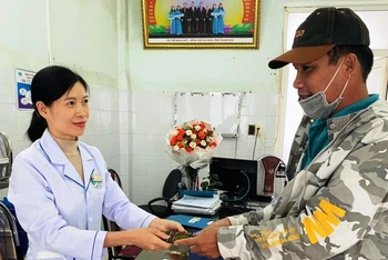 Điều dưỡng Trần Thị Thu giao trả tài sản cho chủ nhân.