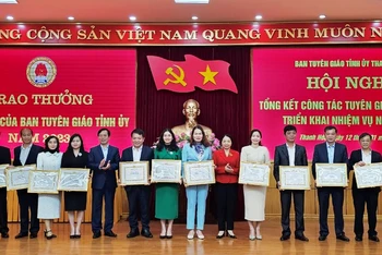 Lãnh đạo Ban Tuyên giáo Tỉnh ủy Thanh Hóa tặng Giấy khen cho các tập thể có thành tích xuất sắc năm 2023.