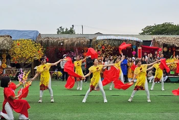 Một tiết mục văn nghệ mừng đón xuân mới của công nhân lao động.