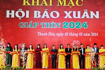 Các đại biểu cắt băng khai mạc Hội báo Xuân 2024.