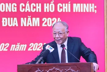 Giáo sư Hoàng Chí Bảo giới thiệu nội dung chuyên đề đến các đại biểu.