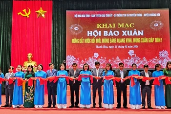 Các đại biểu cắt băng khai mạc Hội báo Xuân.