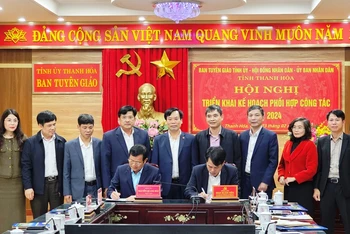 Ban Tuyên giáo Tỉnh ủy và Hội đồng nhân dân tỉnh Thanh Hóa ký kết phối hợp công tác.