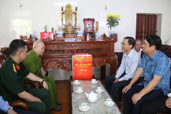Lãnh đạo tỉnh Thanh Hóa thăm hỏi sức khỏe cựu chiến sĩ Điện Biên.