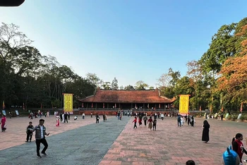 Du khách về với Lam Kinh.