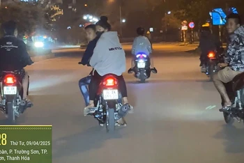 Nhóm thanh, thiếu niên có hành vi vi phạm khi điều khiển phương tiện tham gia giao thông.