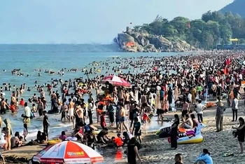 Bãi biển ở Sầm Sơn dịp nghỉ lễ.