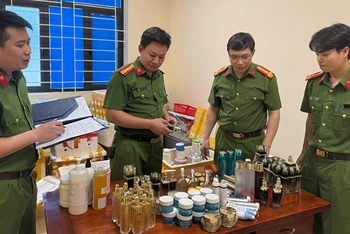 Cảnh sát điều tra kiểm đếm, kê biên các loại mỹ phẩm giả.