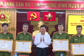 Lãnh đạo Ủy ban nhân dân tỉnh Thanh Hóa trao tặng Bằng khen cho các tập thể lập công.
