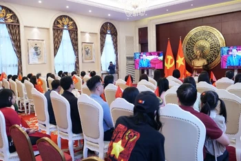 Toàn cảnh buổi cầu truyền hình Lễ diễu binh, diễu hành và lễ kỷ niệm 50 năm Ngày Giải phóng miền nam, thống nhất đất nước.