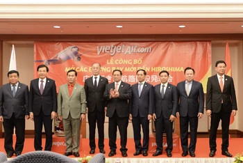 Thủ tướng Phạm Minh Chính chụp ảnh lưu niệm với các lãnh đạo phía Việt Nam và Nhật Bản tại Lễ công bố đường bay thẳng từ Việt Nam đến tỉnh Hiroshima. (Ảnh: Thanh Giang)