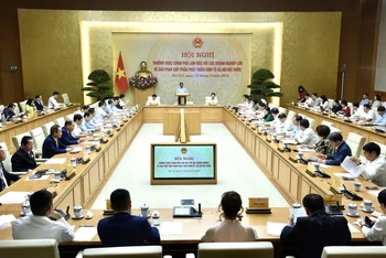 Thủ tướng chủ trì Hội nghị Thường trực Chính phủ làm việc với các doanh nghiệp lớn. (Ảnh: TRẦN HẢI)
