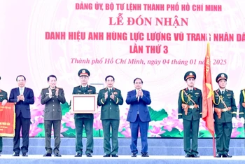 Thủ tướng Phạm Minh Chính và các đồng chí lãnh đạo chúc mừng Lực lượng vũ trang Thành phố Hồ Chí Minh. (Ảnh: THANH GIANG)