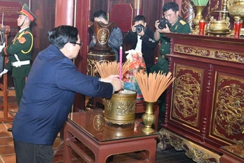 Thủ tướng Phạm Minh Chính dâng hương tưởng niệm cố Thủ tướng Phạm Văn Đồng tại Khu di tích (Ảnh: THANH GIANG).