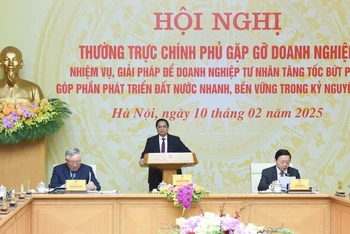 Thủ tướng Phạm Minh Chính chủ trì Hội nghị Thường trực Chính phủ gặp gỡ doanh nghiệp. (Ảnh: TRẦN HẢI)