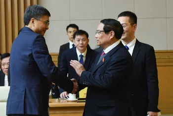 Thủ tướng Phạm Minh Chính và đồng chí Trần Cương, Ủy viên Ban Chấp hành Trung ương Đảng Cộng sản Trung Quốc, Bí thư Khu ủy, Chủ nhiệm Ủy ban thường vụ Đại hội đại biểu nhân dân Khu tự trị dân tộc Choang Quảng Tây, Trung Quốc. (Ảnh: TRẦN HẢI)