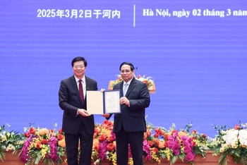 Giáo sư, Tiến sĩ Khưu Dũng, Bí thư Đảng uỷ Đại học Thanh Hoa trao Danh hiệu "Giáo sư danh dự" tặng Thủ tướng Chính phủ Phạm Minh Chính. (Ảnh: TRẦN HẢI)