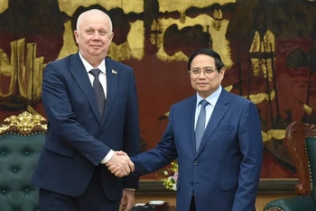 Thủ tướng Chính phủ Phạm Minh Chính và Phó Thủ tướng Cộng hòa Belarus Anatoly Sivak. (Ảnh: TRẦN HẢI)