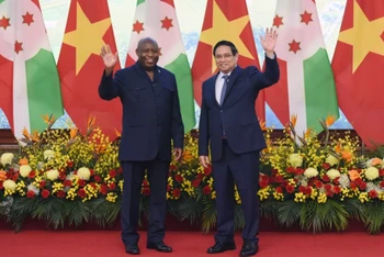 Thủ tướng Chính phủ Phạm Minh Chính và Tổng thống Cộng hòa Burundi Évariste Ndayishimiye (Ảnh: TRẦN HẢI).