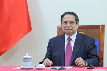 Thủ tướng Chính phủ tại cuộc điện đàm (Ảnh: TRẦN HẢI).