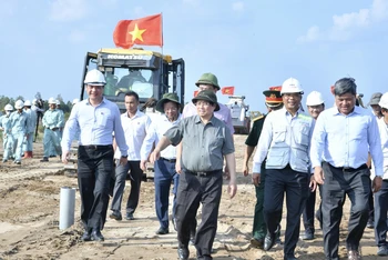 Thủ tướng Phạm Minh Chính thị sát công trường xây dựng Dự án cao tốc Cần Thơ-Cà Mau. (Ảnh: THANH GIANG)