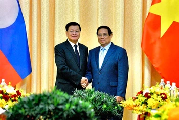 Thủ tướng Chính phủ Phạm Minh Chính và Tổng Bí thư, Chủ tịch nước Lào Thongloun Sisoulith. (Ảnh: THANH GIANG)