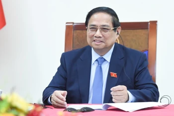 Thủ tướng Phạm Minh Chính điện đàm với Thủ tướng Singapore Lawrence Wong (Ảnh: TRẦN HẢI).