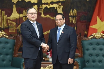 Thủ tướng Chính phủ Phạm Minh Chính và ông Châu Gia Nghĩa, Chủ tịch phụ trách khu vực châu Á-Thái Bình Dương của Tập đoàn Xây dựng Điện lực Trung Quốc (PowerChina). (Ảnh: TRẦN HẢI)