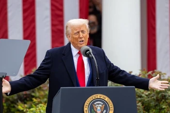 Tổng thống Mỹ Donald Trump phát biểu về thuế quan đối ứng tại Vườn Hồng của Nhà Trắng ở Washington D.C. ngày 2/4/2025. (Ảnh: Tân Hoa xã)
